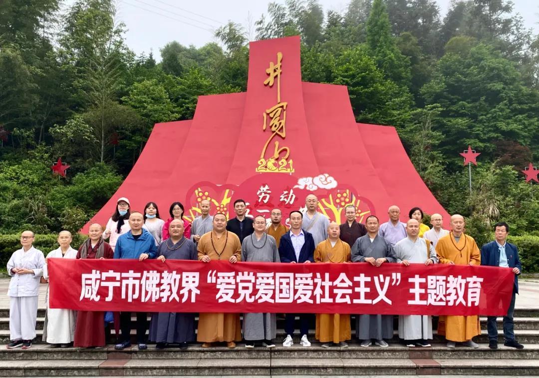逃离残破的机舱